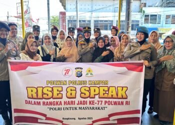 Personel Polwan Polres Kampar berfoto bersama masyarakat dalam kegiatan "Rise and Speak" di Pasar Bangkinang, Selasa (26/8/2025). Kegiatan ini digelar dalam rangka Hari Jadi ke-77 Polwan RI untuk mengedukasi publik tentang pentingnya perlindungan perempuan dan anak.