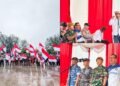 Semangat Gerakan Pembagian Bendera Merah Putih tahun 2025 di Dumai - Utusan Rakyat Suasana Gerakan Pembagian Bendera Merah Putih 2025 di Dumai Sabtu 1082025 Ratusan warga bersama unsur Forkopimda TNI Polri dan pemerintah daerah membentangkan dan mengibarkan Sang Merah Putih di tengah hujan