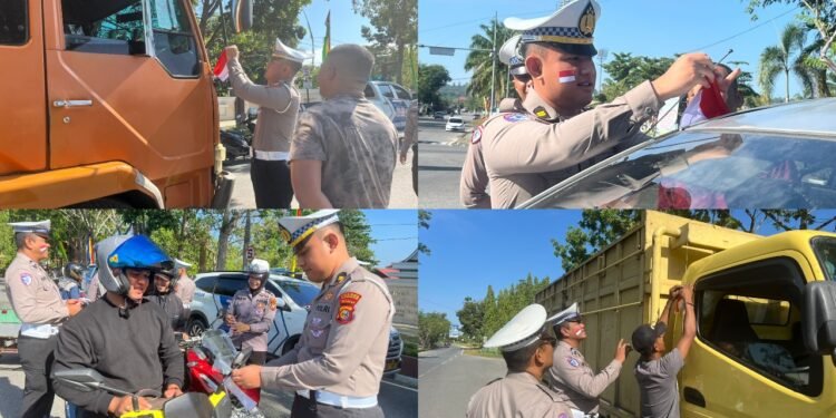 Personel Satlantas Polres Kampar saat membagikan bendera Merah Putih dan memberikan edukasi keselamatan berlalu lintas kepada pengguna jalan di Bangkinang Kota