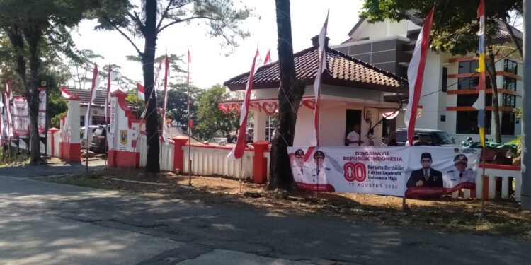 Suasana halaman kantor pemerintahan di Kecamatan Sukamakmur Kabupaten Bogor yang dihiasi bendera dan umbul umbul merah putih dalam rangka peringatan HUT ke 80 Kemerdekaan Republik Indonesia