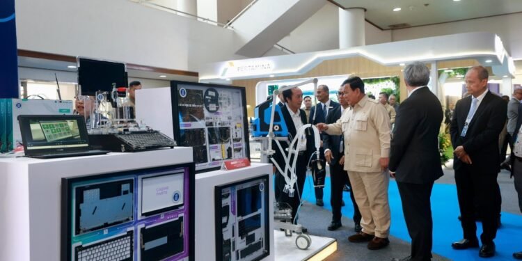 Presiden RI Prabowo Subianto didampingi sejumlah pihak meninjau stan pameran inovasi dalam Konvensi Sains Teknologi dan Industri Indonesia KSTI 2025 di Gedung Sasana Budaya Ganesha ITB Bandung