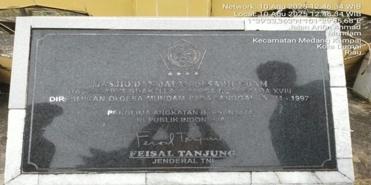 Tugu Perahu Mundam Jejak Sejarah Simbol Identitas dan Tantangan Masa Depan Dumai - Utusan Rakyat 001 - Utusan Rakyat Prasasti peresmian Masjid dan Jalan Desa Mundam yang ditandatangani Panglima ABRI Jenderal TNI Feisal Tanjung diresmikan pada 21 November 1997
