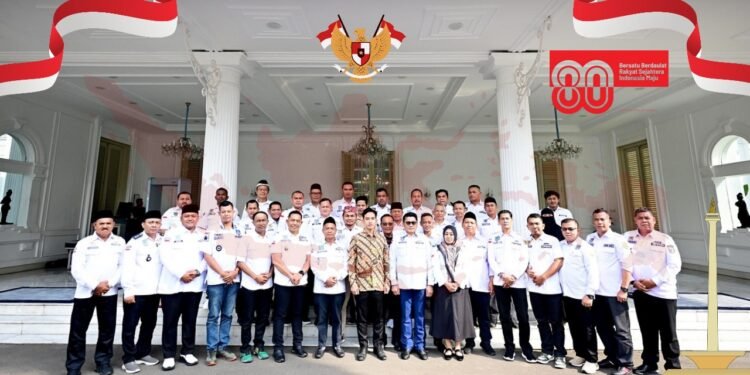 Wakil Presiden RI Gibran Rakabuming berfoto bersama pengurus DPP APDESI seusai audiensi di Istana Wakil Presiden Jakarta 8 Agustus 2025 Foto Dokumentasi Istana