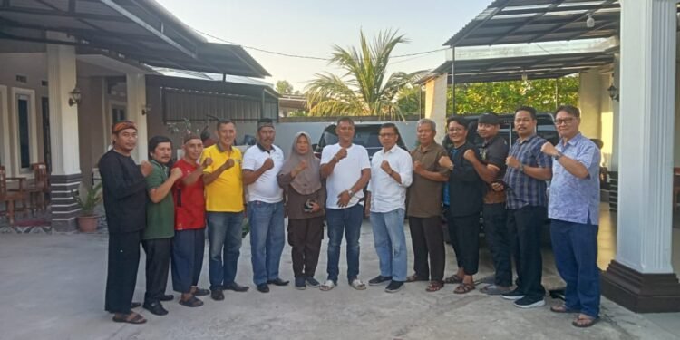 Suasana kebersamaan para ketua suku dan pengurus FPK LKKMD saat menggelar rapat persiapan Malam Seni Budaya di kediaman Ketua Harian Chandra Abdul Gani