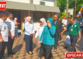 Ketua TP PKK Kota Palembang, Hj. Dewi Sastrani, S.Ag. (berbaju biru), saat menghadiri kegiatan bakti sosial penanganan stunting yang diinisiasi oleh Charitas Group di Kantor Camat Sukarame, Palembang, Rabu (27/8/2025).