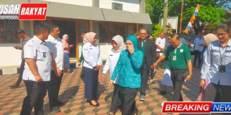 Ketua TP PKK Kota Palembang Hj Dewi Sastrani SAg berbaju biru saat menghadiri kegiatan bakti sosial penanganan stunting yang diinisiasi oleh Charitas Group di Kantor Camat Sukarame Palembang Rabu 2782025
