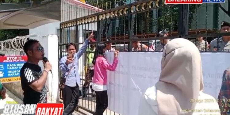 Sejumlah massa dari Lembaga Pemerhati Situasi Terkini PST saat menggelar aksi di depan Kantor Kejati Sumsel mempertanyakan laporan dugaan korupsi di Dinas PUPR Muara Enim Kamis 2882025