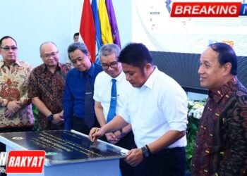 Gubernur Sumatera Selatan, Herman Deru, saat menandatangani prasasti peresmian Material, Structure and Construction Laboratory (MSCL) dan Computer-Based Engineering Design and Analysis Center (CBEDA) di Universitas Sriwijaya, Rabu (27/8/2025).