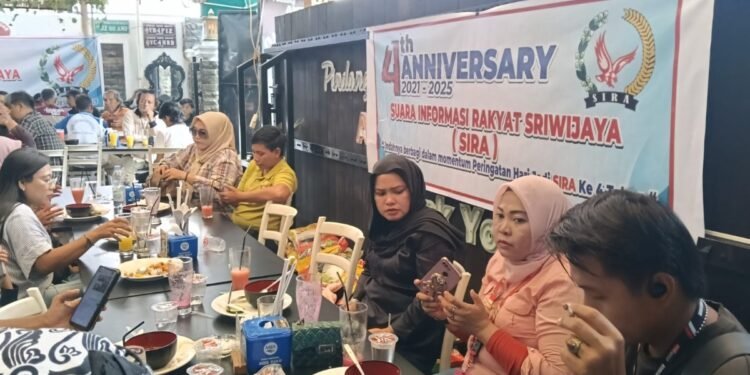 Suasana perayaan hari ulang tahun ke 4 LSM SIRA Sriwijaya yang diisi dengan makan bersama dan silaturahmi di sebuah restoran di Palembang