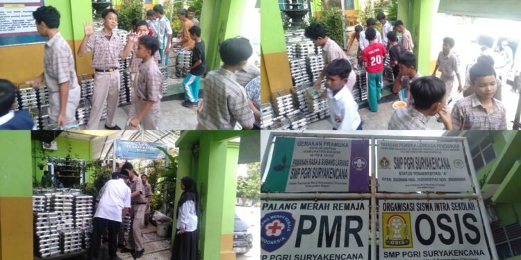 Suasana ceria di halaman SMP PGRI Surya Kencana Cileungsi di mana para siswa berseragam dengan antusias menerima dan membawa paket program Makan Bergizi Gratis MBG dengan latar belakang gedung sekolah