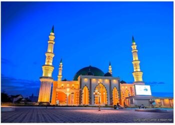 Kemegahan Dumai Islamic Center (DIC) yang menjadi ikon baru Kota Dumai saat bermandikan cahaya di malam hari.