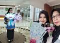 Wartawati senior Eliwati kanan bersama putrinya Cahyani kiri yang baru dilantik sebagai P3K di lingkungan Pemerintah Kota Dumai Senin 1592025 Momen haru ini menjadi bukti perjuangan Eliwati sebagai orang tua tunggal