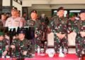 Gubernur AAU Marsekal Muda TNI Donald Kasenda ST SIP MM kanan bersama Komandan Jenderal Akademi TNI Letnan Jenderal TNI R Sidharta Wisnu Graha SE tengah dalam upacara serah terima jabatan Komandan Resimen Chandradimuka Danmenchandra Akademi TNI di Lapangan Akademi Militer Akmil Magelang Rabu 10092025