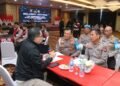 Para pejabat utama Polda Sumsel menerima kunjungan Tim Terpadu Assessment dan Evaluasi Penanganan Unjuk Rasa yang dipimpin Brigjen Pol Fadhilah Zulkarnain dan Kombes Pol Sika Hardianto di ruang Vidcon Gedung Utama Presisi Mapolda Sumsel dalam rangka evaluasi penanganan aksi demonstrasi dan klarifikasi insiden anarkis di Sumatera Selatan