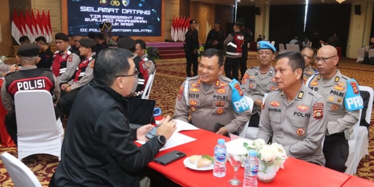Para pejabat utama Polda Sumsel menerima kunjungan Tim Terpadu Assessment dan Evaluasi Penanganan Unjuk Rasa yang dipimpin Brigjen Pol Fadhilah Zulkarnain dan Kombes Pol Sika Hardianto di ruang Vidcon Gedung Utama Presisi Mapolda Sumsel dalam rangka evaluasi penanganan aksi demonstrasi dan klarifikasi insiden anarkis di Sumatera Selatan