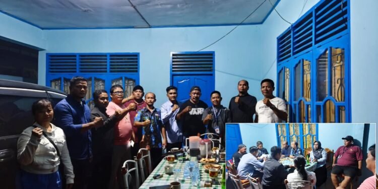 Suasana rapat persiapan pembentukan struktur Pengurus Anak Cabang PAC Ikatan Pemuda Karya IPK Kecamatan Dumai Timur yang digelar di kediaman Arfit Gusnanda Jumat 592025 malam