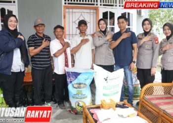 Jajaran Polwan Polda Sumsel berfoto bersama warga saat menyerahkan bantuan bibit jagung dan pupuk secara simbolis di Kelurahan Sukamulya, Palembang, Selasa (16/9/2025).