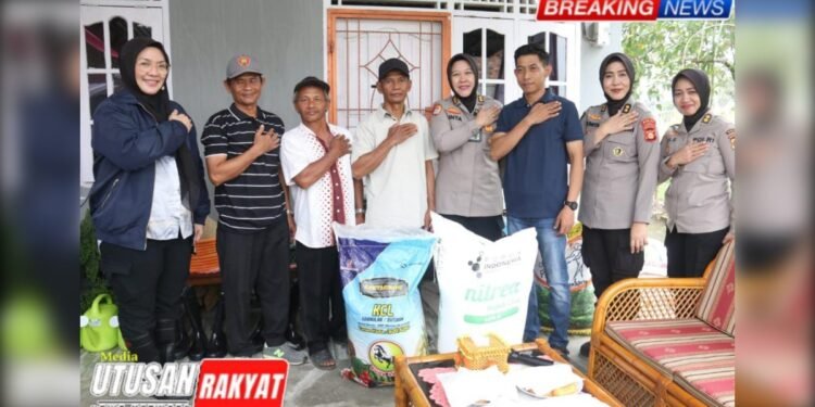 Jajaran Polwan Polda Sumsel berfoto bersama warga saat menyerahkan bantuan bibit jagung dan pupuk secara simbolis di Kelurahan Sukamulya Palembang Selasa 1692025