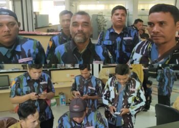 Sejumlah kader DPD II Ikatan Pemuda Karya (IPK) Kota Dumai saat melakukan aktivasi Identitas Kependudukan Digital (IKD) secara kolektif di Kantor Dinas Kependudukan dan Pencatatan Sipil (Disdukcapil) Dumai.