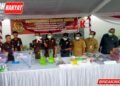Kepala Kejaksaan Negeri Palembang Hutamrin SH MH bersama jajaran dan perwakilan instansi terkait menunjukkan barang bukti narkotika rokok ilegal dan lainnya yang akan dimusnahkan di halaman Kantor Kejari Palembang Selasa 1692025