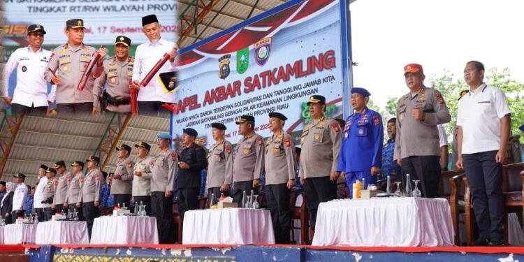 Kapolda Riau Irjen Herry Heryawan bersama Wakapolda Riau Brigjen Jossy Kusumo dan pejabat lainnya secara simbolis membunyikan kentungan saat memimpin Apel Akbar Green Satkamling di Taman Bukit Gelanggang Dumai Rabu 1792025 Kegiatan ini menandai diaktifkannya kembali Satkamling dengan konsep keadilan ekologis untuk menjaga keamanan dan kelestarian lingkungan