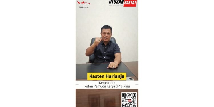 Kasten Harianja UKT JKI Riau 2025 - Utusan Rakyat 001 - Utusan Rakyat Kasten Harianja Ketua DPD Ikatan Pemuda Karya IPK Riau yang duduk di belakang meja dengan ekspresi bersemangat