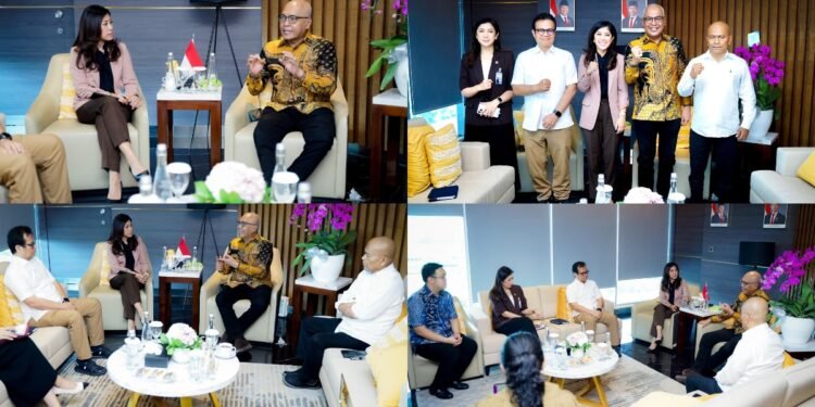 Menteri Komunikasi dan Digital Menkomdigi Meutya Hafid berdiskusi dengan Ketua Umum PWI terpilih Akhmad Munir dan Ketua Dewan Kehormatan PWI Atal S Depari di kantor Kemenkomdigi Jakarta Rabu 392025 Pertemuan tersebut membahas langkah rekonsiliasi dan kolaborasi pasca Kongres Persatuan PWI yang mengakhiri dualisme kepengurusan