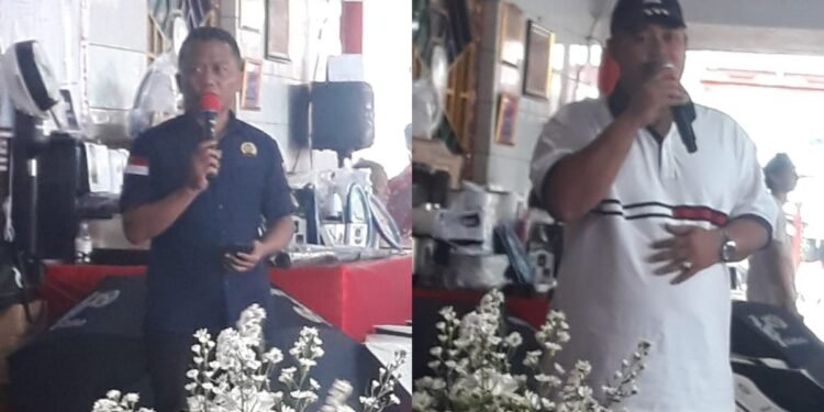 Rudi Sabana berbaju biru tua anggota Dewan Komisi Satu DPRD Kabupaten Bogor bersama Kades Cileungsi Burhanudin berbaju putih