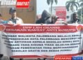 Sejumlah massa dari LSM Gerakan Rakyat Anti Korupsi GRANSI membentangkan spanduk tuntutan saat menggelar aksi damai Aksi tersebut mendesak Wali Kota Palembang untuk mencopot Kepala Sekolah SDN 81 Palembang yang diduga tidak sejalan dengan program sekolah gratis dan bebas pungli