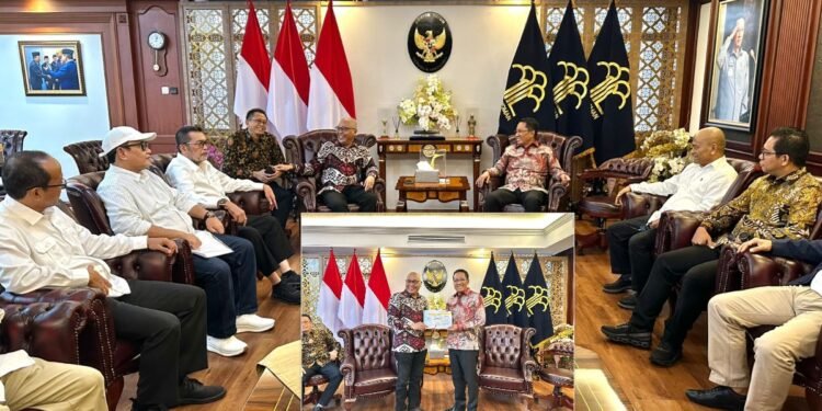 Pertemuan Menteri Hukum Supratman Andi Agtas dengan jajaran pengurus PWI Pusat dipimpin Ketua Umum Akhmad Munir di kantor Kementerian Hukum Dalam gambar terlihat suasana audiensi resmi dengan latar bendera Merah Putih dan lambang Garuda Pancasila serta foto inset menunjukkan momen penyerahan dokumen disposisi pembukaan blokir administrasi PWI