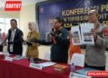 Direktur Reserse Kriminal Khusus Polda Sumsel Kombes Pol Bagus Suropratomo Oktobrianto kanan menunjukkan barang bukti unggahan tersangka saat konferensi pers terkait kasus ujaran kebencian di Mapolda Sumsel Palembang