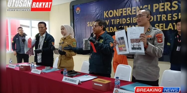 Polda Sumsel Bekuk Pemuda Penyebar Ujaran Kebencian Saat Demo di Palembang_UtusanRakyat - Utusan Rakyat Direktur Reserse Kriminal Khusus Polda Sumsel Kombes Pol Bagus Suropratomo Oktobrianto kanan menunjukkan barang bukti unggahan tersangka saat konferensi pers terkait kasus ujaran kebencian di Mapolda Sumsel Palembang