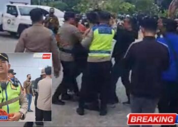 Aparat gabungan Polda Sumsel dan Polrestabes Palembang mengamankan empat penyusup dalam aksi unjuk rasa di depan Kantor DPRD Sumsel yang kedapatan membawa senjata tajam dan bom molotov, Senin (1/9/2025).