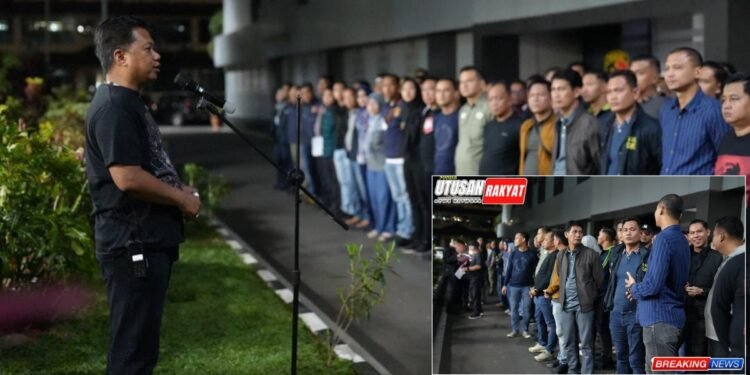 Apel personel gabungan Polda Sumsel sebelum melaksanakan patroli skala besar untuk menjaga Keamanan dan Ketertiban Masyarakat Kamtibmas di Kota Palembang Minggu 3182025 malam