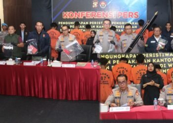 Kapolda Sumsel Irjen Pol Andi Rian R Djajadi (duduk, kiri) bersama jajaran kepolisian saat menggelar konferensi pers terkait pengungkapan kasus perusakan dan pembakaran fasilitas umum di Palembang dan Kabupaten OKU. Sejumlah tersangka yang mengenakan baju tahanan oranye turut dihadirkan beserta barang bukti kejahatan.