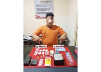 Tersangka pengedar narkoba berinisial DA (36) beserta barang bukti sabu-sabu seberat 31,52 gram dan ganja kering 1,20 gram yang diamankan oleh Satresnarkoba Polres Kampar.