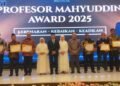 Para penerima Profesor Mahyuddin Award 2025 dari sembilan kategori berbeda berfoto bersama setelah menerima penghargaan di Ballroom The Zuri Hotel Palembang dengan latar belakang spanduk bertuliskan Professor Mahyuddin Award 2025 dan motto Kebenaran   Kebaikan   Keadilan