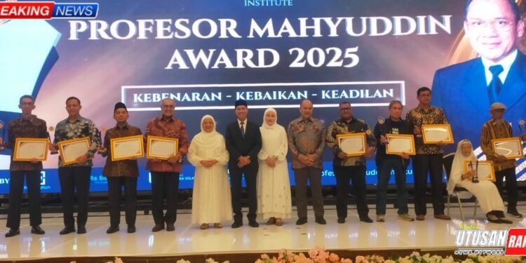 Para penerima Profesor Mahyuddin Award 2025 dari sembilan kategori berbeda berfoto bersama setelah menerima penghargaan di Ballroom The Zuri Hotel Palembang dengan latar belakang spanduk bertuliskan Professor Mahyuddin Award 2025 dan motto Kebenaran   Kebaikan   Keadilan