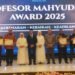 Para penerima Profesor Mahyuddin Award 2025 dari sembilan kategori berbeda berfoto bersama setelah menerima penghargaan di Ballroom The Zuri Hotel Palembang dengan latar belakang spanduk bertuliskan Professor Mahyuddin Award 2025 dan motto Kebenaran   Kebaikan   Keadilan