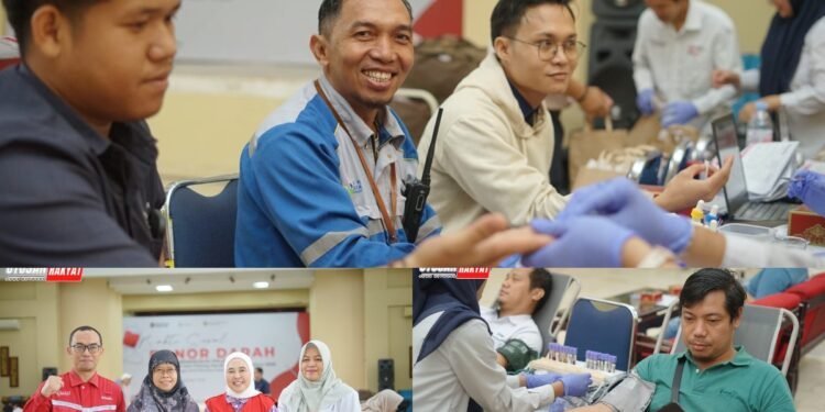 Suasana kegiatan donor darah yang digelar PT Pusri Palembang dalam rangka memperingati Hari Palang Merah Indonesia PMI tahun 2025 di Gedung Kesenian Komplek Pusri Rabu 1792025 Kegiatan yang bekerjasama dengan UTD PMI Kota Palembang ini disambut antusias oleh karyawan dan keluarga besar Pusri berhasil mengumpulkan 371 kantong darah melampaui target yang ditetapkan