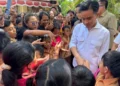 Wakil Presiden Gibran Rakabuming Raka menyapa dan berdialog dengan siswa SDN 3 Kesiman di Denpasar saat meninjau penanganan dampak banjir Foto Biro Setwapres RI