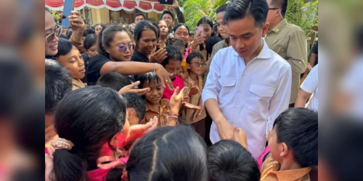 Wakil Presiden Gibran Rakabuming Raka menyapa dan berdialog dengan siswa SDN 3 Kesiman di Denpasar saat meninjau penanganan dampak banjir Foto Biro Setwapres RI