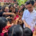 Wakil Presiden Gibran Rakabuming Raka menyapa dan berdialog dengan siswa SDN 3 Kesiman di Denpasar saat meninjau penanganan dampak banjir Foto Biro Setwapres RI