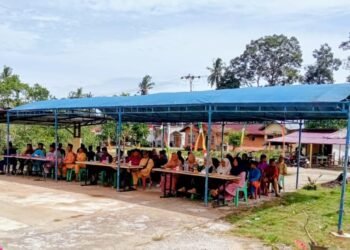 Suasana pembukaan STQ Desa Kelemantan Barat 2025 di halaman Masjid Nurul Iman, Dusun Simpang Bernai, Bengkalis. Peserta dan tamu undangan duduk di bawah tenda biru selama acara pembukaan.