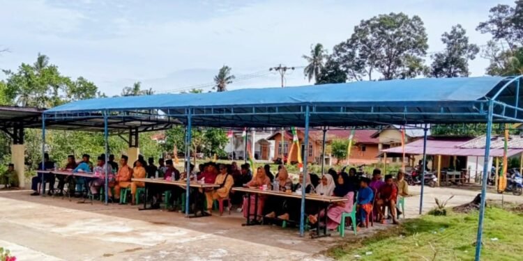Suasana pembukaan STQ Desa Kelemantan Barat 2025 di halaman Masjid Nurul Iman Dusun Simpang Bernai Bengkalis Peserta dan tamu undangan duduk di bawah tenda biru selama acara pembukaan