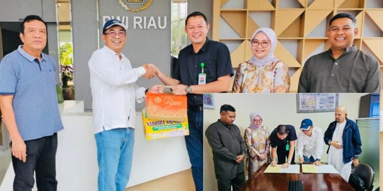 Perwakilan dari Universitas Hang Tuah Pekanbaru dan pengurus PWI Riau berfoto bersama serta melakukan penandatanganan Memorandum of Agreement MoA di Sekretariat PWI Riau