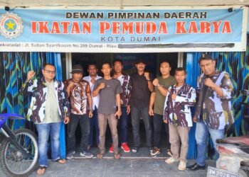 Pengurus DPD II IPK Kota Dumai berfoto bersama dengan perwakilan warga calon kader dari Kecamatan Sungai Sembilan di depan Sekretariat DPD II IPK Dumai di Jl. Sultan Syarif Kasim.