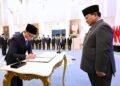 Presiden Prabowo Subianto memimpin upacara pelantikan Menteri dan Wakil Menteri Kabinet Merah Putih di Istana Negara Jakarta dengan menandatangani dokumen pelantikan yang disaksikan oleh Menteri Pertahanan Sjafrie Sjamsoeddin dan pejabat tinggi lainnya pada Senin 8 September 2025
