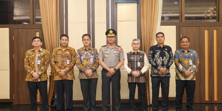 Kepala BNN RI Komjen Pol Suyudi Ario Seto tengah dengan seragam polisi berfoto bersama jajaran pimpinan BNN usai upacara Korps Raport kenaikan pangkat