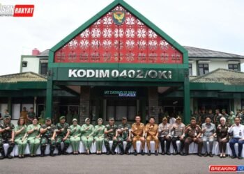 Pangdam II/Sriwijaya Mayjen TNI Ujang Darwis didampingi Ketua Persit KCK Daerah II Sriwijaya berfoto bersama jajaran Kodim 0402/OKI dan Forkopimda Kabupaten OKI saat melakukan kunjungan kerja, Senin (15/9/20)